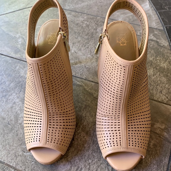 Ann Taylor 4” tan sandal heels size 8 - Picture 7 of 13